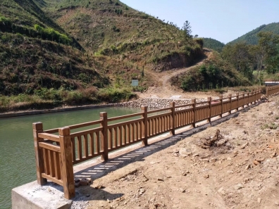 赣州水泥护栏 水泥仿木栏杆货发全国。